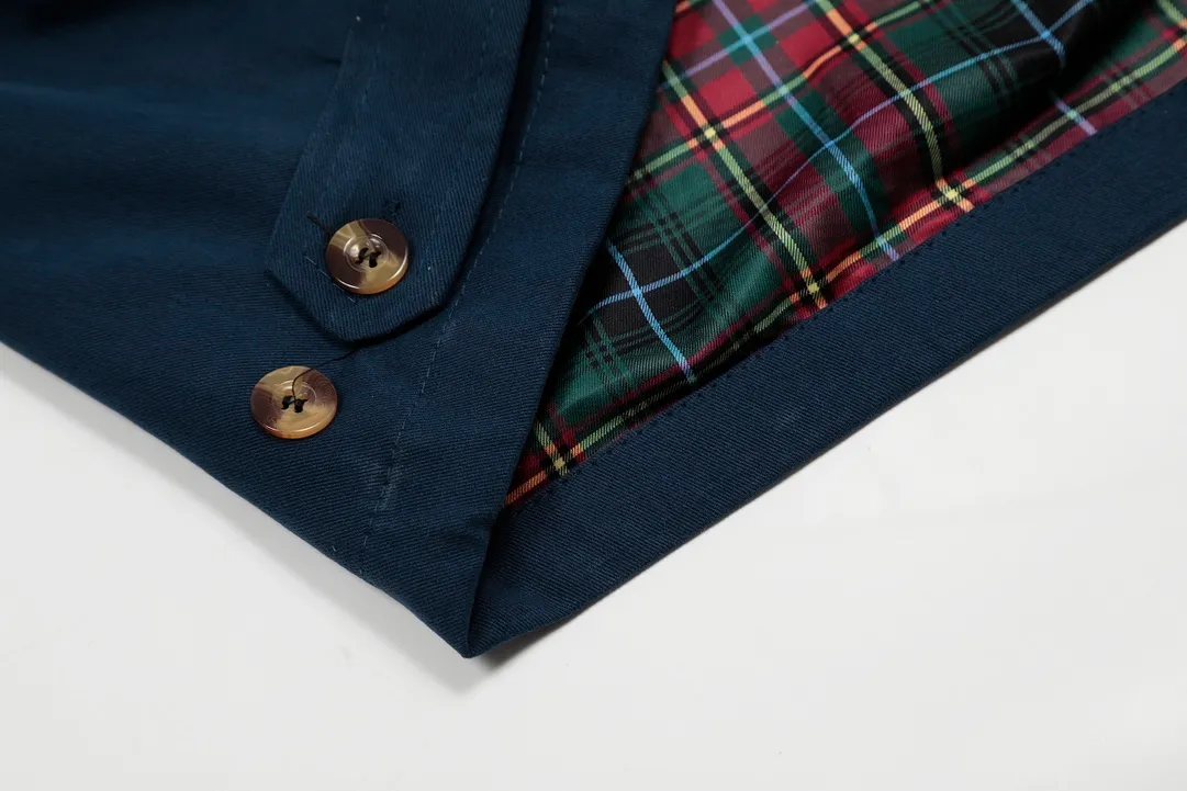 P306 💰Ralph Lauren/Ralph Lauren American vintage classic lapel old cadre retro jacket. Classic design. Timeless classic. The cotton fabric is thick and wide, showing a sense of vintage. The collar and cuffs are decorated with colorful plaid. It looks good on both men and women. Wear it as comfortable as you want. It focuses on relaxed retro YYDS. One piece for both men and women. An indispensable piece for autumn and winter. The most popular jacket at the moment. One hundred percent cotton twill is thick and thick, ⚠️correctly spaced red and green plaid lining, imported high-density embroidery. The Harrington jacket has a loose fit, is short and fat, and is super versatile. It is a clean fit and is suitable for both men and women. Color: Khaki Navy Black Size: M-XXL Size Length Bust Sleeve Length Shoulder Width M 67 110 61 L 68 114 62 XL 70 118 63 2XL 72 122 64